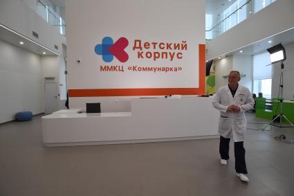 Москва. Медицинский сотрудник в здании открывшегося детского корпуса многопрофильного клинического центра `Коммунарка` .