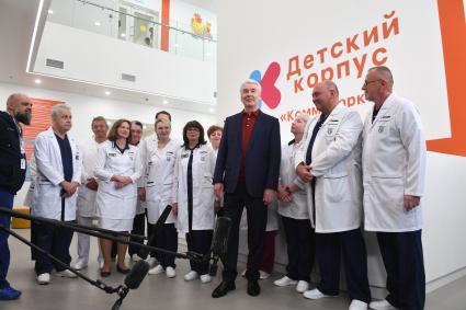 Москва. Мэр Москвы Сергей Собянин (в центре) и медицинские сотрудники на открытии детского корпуса многопрофильного клинического центра `Коммунарка` .