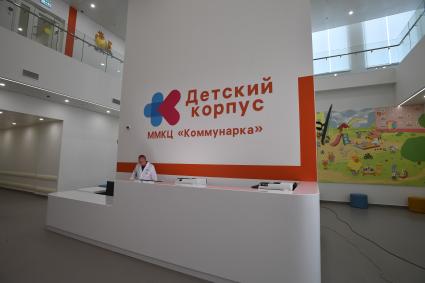 Москва. Медицинский сотрудник в здании открывшегося детского корпуса многопрофильного клинического центра `Коммунарка` .