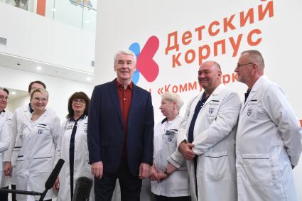 Москва. Мэр Москвы Сергей Собянин (в центре) и медицинские сотрудники на открытии детского корпуса многопрофильного клинического центра `Коммунарка` .
