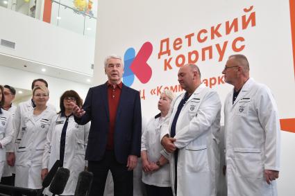 Москва. Мэр Москвы Сергей Собянин (в центре) и медицинские сотрудники на открытии детского корпуса многопрофильного клинического центра `Коммунарка` .