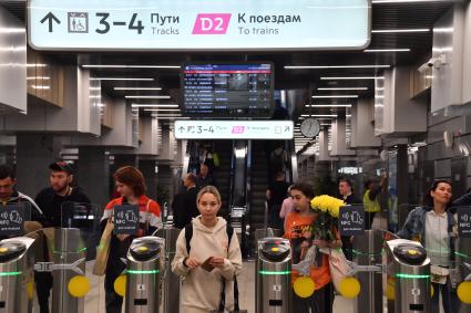 Москва. Пассажиры на станции `Площадь Трех Вокзалов` (Каланчевская). Станция в будущем станет важным транспортным узлом, который объединит маршруты МЦД-2 и МЦД-4 `Калужско-Нижегородский`.