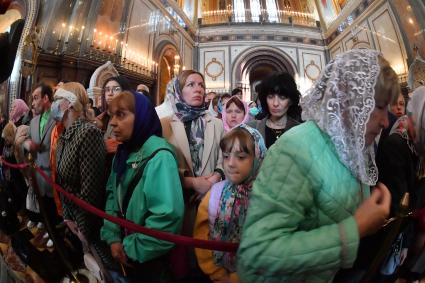 Москва. Верующие  перед началом патриаршего служения по случаю принесения иконы в храм Христа Спасителя .