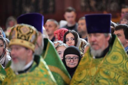 Москва. Верующие перед началом патриаршего служения по случаю принесения иконы Святой Троицы в храм Христа Спасителя.