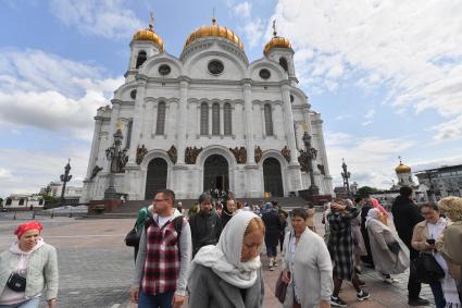 Москва. Верующие у храм Христа Спасителя.