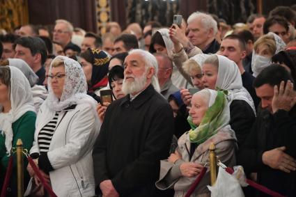 Москва. Верующие на патриаршем служении по случаю принесения иконы Святой Троицы в храм Христа Спасителя.