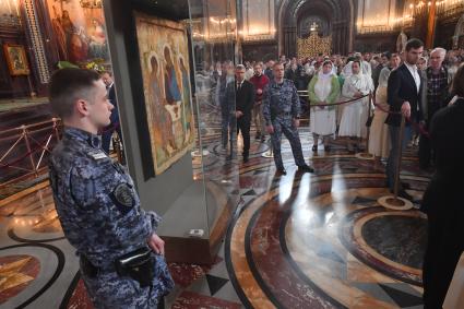 Москва. Охрана  у иконы Святой Троицы перед началом патриаршего служения по случаю принесения иконы в храм Христа Спасителя .