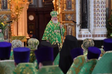 Москва.  Патриарх Московский и всея Руси Кирилл на патриаршем служении по случаю принесения иконы Святой Троицы в храм Христа Спасителя.