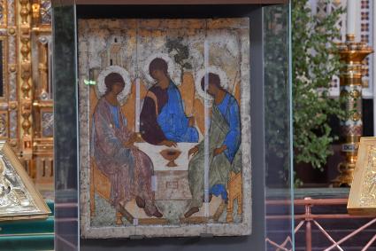 Москва. Икона Святой Троицы перед началом патриаршего служения по случаю принесения иконы в храм Христа Спасителя .