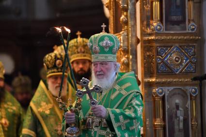 Москва.  Патриарх Московский и всея Руси Кирилл на патриаршем служении по случаю принесения иконы Святой Троицы в храм Христа Спасителя.