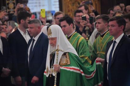 Москва.  Патриарх Московский и всея Руси Кирилл на патриаршем служении по случаю принесения иконы Святой Троицы в храм Христа Спасителя.