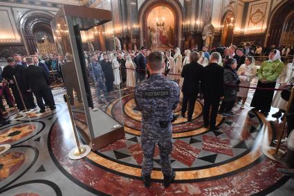 Москва. Охрана  у иконы Святой Троицы перед началом патриаршего служения по случаю принесения иконы в храм Христа Спасителя .