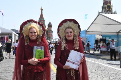 Москва. Женщины в традиционных костюмах на IX ежегодном книжном фестивале `Красная площадь`.
