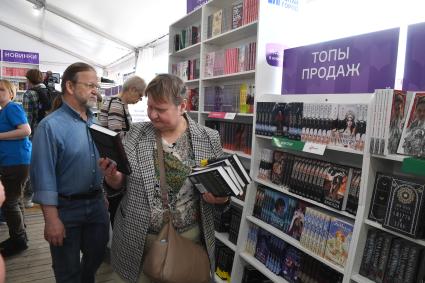 Москва. Посетители на IX ежегодном книжном фестивале `Красная площадь`.