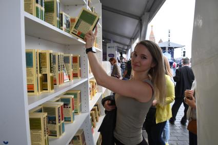 Москва. Посетительница на IX ежегодном книжном фестивале `Красная площадь`.
