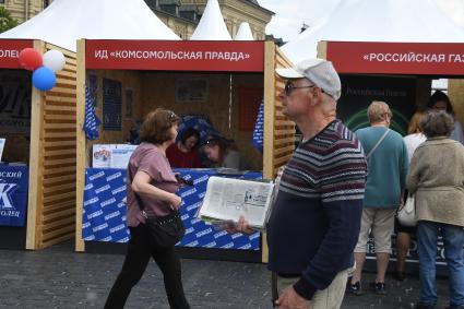Москва. Стенд Издательского дома `Комсомольская правда` на IX ежегодном книжном фестивале `Красная площадь`.