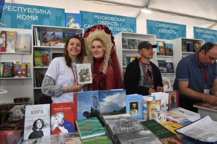 Москва. Стенд издателей из Республики Коми на IX ежегодном книжном фестивале `Красная площадь`.