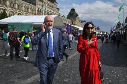 Москва. Председатель комитета Госдумы РФ по государственному строительству и законодательству Павел Крашенинников на IX ежегодном книжном фестивале `Красная площадь`.