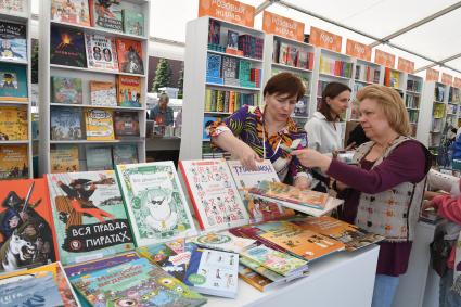 Москва. Стенд с книгами детского издательства `Розовый жираф`на IX ежегодном книжном фестивале `Красная площадь`.