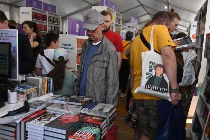 Москва. Посетители на IX ежегодном книжном фестивале `Красная площадь`.