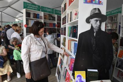 Москва. Хардпостер поэта Владимир Маяковского на IX ежегодном книжном фестивале `Красная площадь`.