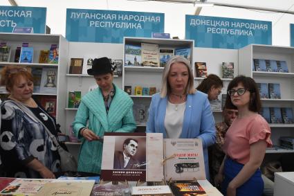 Москва. Стенд издателей из Луганской и Донецкой народных республик на IX ежегодном книжном фестивале `Красная площадь`.