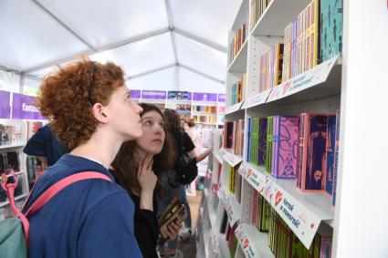 Москва. Посетители на IX ежегодном книжном фестивале `Красная площадь`.