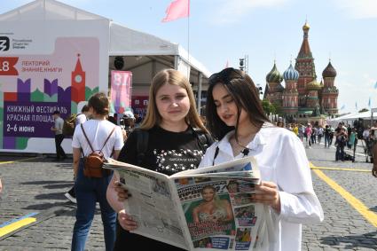 Москва. Девушки с газетой `Комсомольская правда`на IX ежегодном книжном фестивале `Красная площадь`.