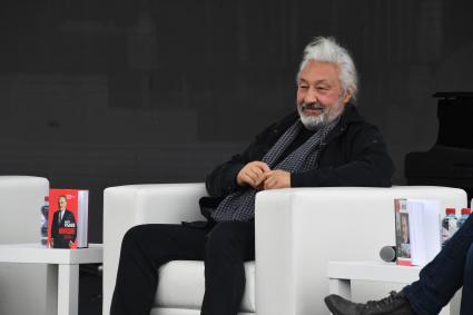 Москва. Музыкальный продюсер Стас Намин на IX ежегодном книжном фестивале `Красная площадь`.