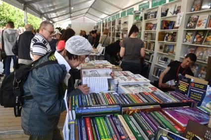Москва. Посетители на IX ежегодном книжном фестивале `Красная площадь`.