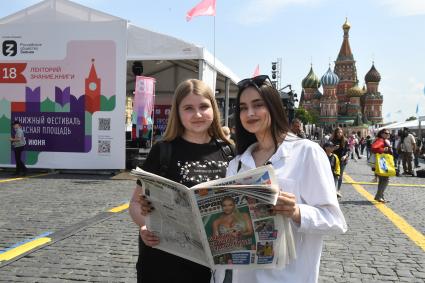 Москва. Девушки с газетой `Комсомольская правда`на IX ежегодном книжном фестивале `Красная площадь`.