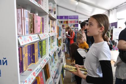 Москва. Девочка держит в руках книгу Агаты Кристи на IX ежегодном книжном фестивале `Красная площадь`.