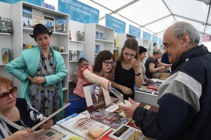 Москва. Стенд издателей из Донецкой народной республики на IX ежегодном книжном фестивале `Красная площадь`.