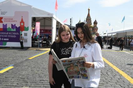 Москва. Девушки с газетой `Комсомольская правда`на IX ежегодном книжном фестивале `Красная площадь`.
