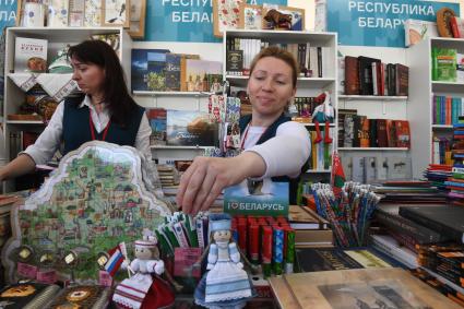 Москва. Стенд издателей из Республики Беларусь на IX ежегодном книжном фестивале `Красная площадь`.