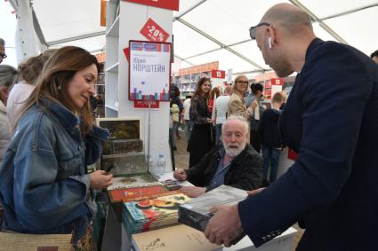 Москва. Режиссер-мультипликатор Юрий Норштейн на IX ежегодном книжном фестивале `Красная площадь`.