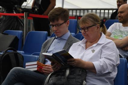 Москва. Посетители на IX ежегодном книжном фестивале `Красная площадь`.
