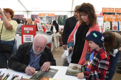 Москва. Режиссер-мультипликатор Юрий Норштейн на IX ежегодном книжном фестивале `Красная площадь`.