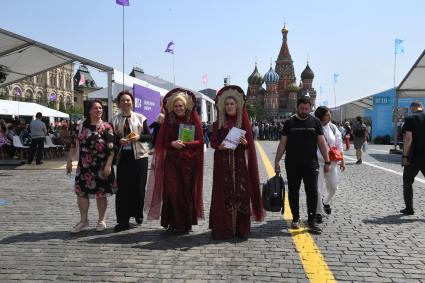 Москва. Женщины в традиционных костюмах на IX ежегодном книжном фестивале `Красная площадь`.