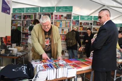 Москва. Посетители на IX ежегодном книжном фестивале `Красная площадь`.