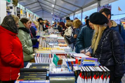 Москва. Посетители на IX ежегодном книжном фестивале `Красная площадь`.