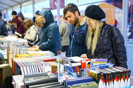 Москва. Посетители на IX ежегодном книжном фестивале `Красная площадь`.