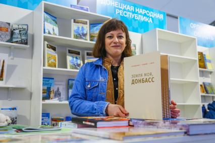 Москва. Стенд издателей из Донецкой народной республики на IX ежегодном книжном фестивале `Красная площадь`.