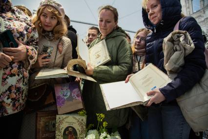 Москва. Женщины на презентации книги Дарьи Левиной `Романтика дачи`` Издательского дома `Комсомольская правда` на IX ежегодном книжном фестивале `Красная площадь`.