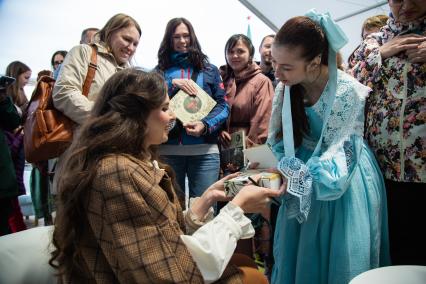 Москва. Автор книги `Романтика дачи`` Издательского дома `Комсомольская правда` и мастер винтажного дизайна и рукоделия Дарья Левина во время презентация книги на IX ежегодном книжном фестивале `Красная площадь`.