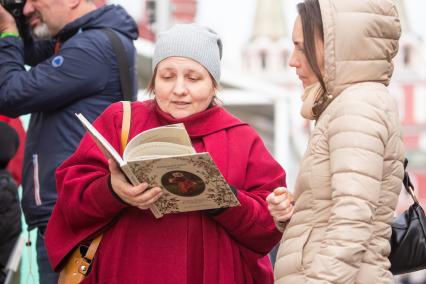 Москва. Женщины на презентации книги Дарьи Левиной `Романтика дачи`` Издательского дома `Комсомольская правда` на IX ежегодном книжном фестивале `Красная площадь`.