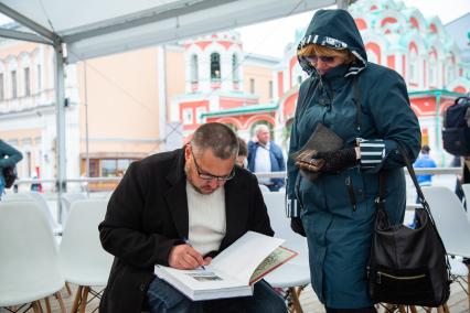 Москва. Презентация книги `Первопроходцы Дальнего Востока` `Издательского дома `Комсомольская правда` (ИД КП)на IX ежегодном книжном фестивале `Красная площадь`. Автор книги, заместитель главного редактора ИД КП Евгений Сазонов.