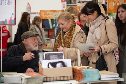 Москва. Режиссер-мультипликатор Юрий Норштейн на IX ежегодном книжном фестивале `Красная площадь`.