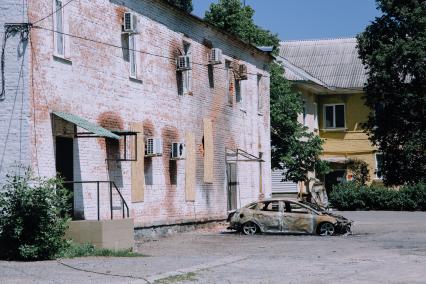 Белгородская область. г.Шебекино. Автомобиль, сгоревший в результате обстрела ВСУ.