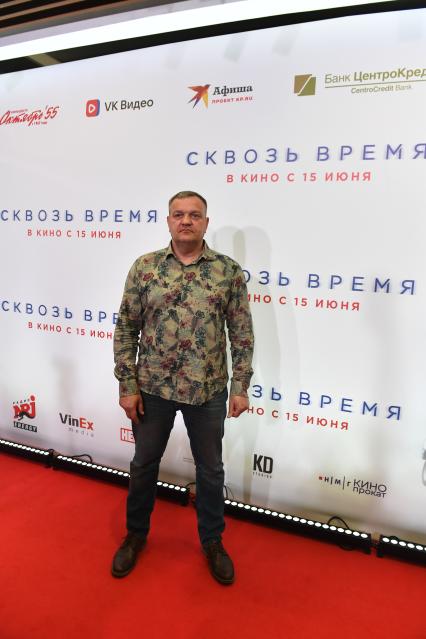 Москва.  Актер Михаил Мухин   на премьере фильма  `Сквозь время`  в кинотеатре `Каро 11 Октябрь`.